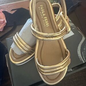 15. NEW SIZE 6-7/37 Paola Frani Gold Sandals with Modern Minimalist Design